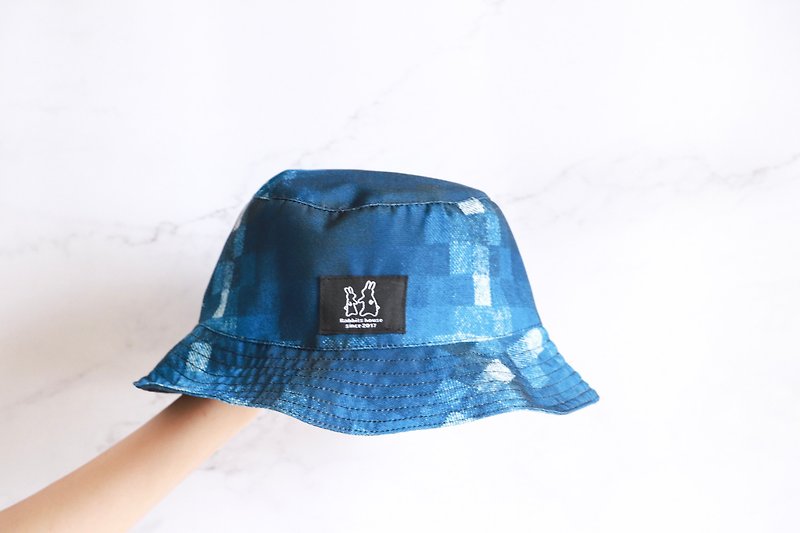 蓝色格子纹渔夫帽 - 帽子 - 棉．麻 多色