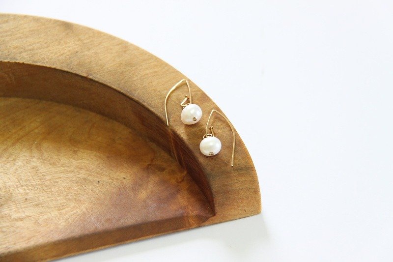 典藏珍珠耳环/ Freshwater pear 14K GF earring - 耳环/耳夹 - 宝石 白色