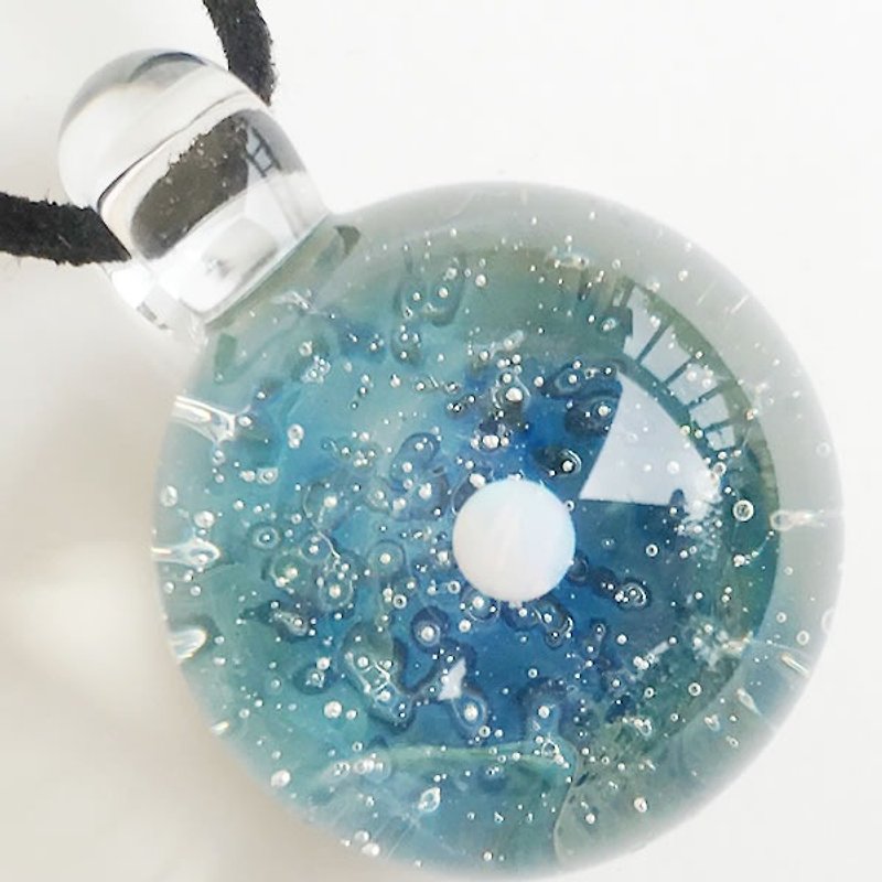 神秘的の世界 #3 ホワイトオパール入り ガラス ペンダント 宇宙 - 项链 - 玻璃 蓝色