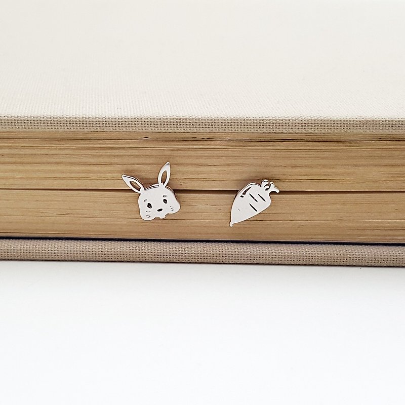 Rabbit and Carrot post earring in silver l minimalist animal jewelry - 耳环/耳夹 - 其他金属 银色