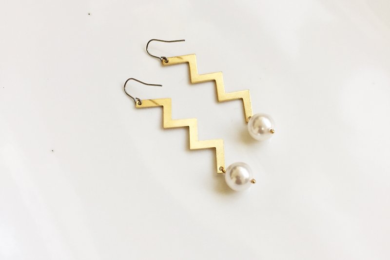 【6折绝版出清品】心动时刻 珍珠黄铜造型耳环 - 耳环/耳夹 - 宝石 金色