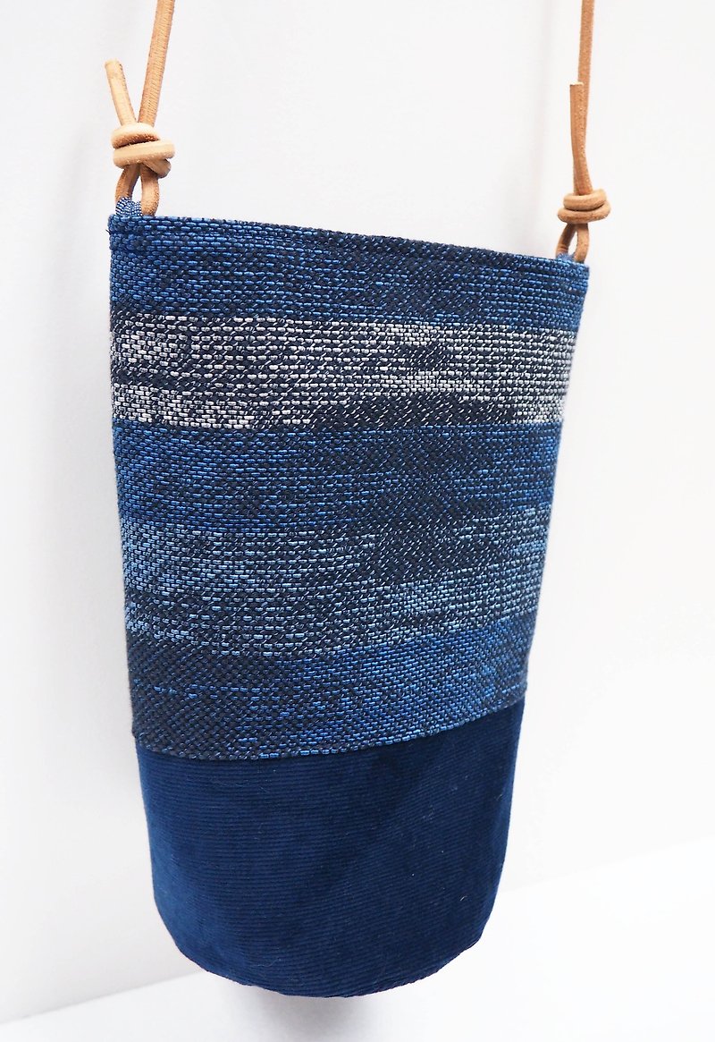 蓝色织布水桶袋 - 侧背包/斜挎包 - 棉．麻 蓝色