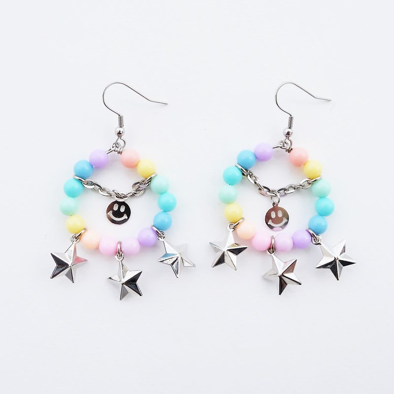Pastel bead hoop earrings with smiley and star charm - 耳环/耳夹 - 其他材质 多色