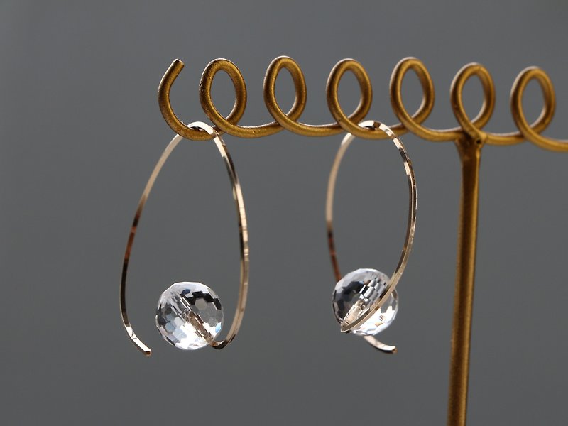 14kgf-twist hoop crystal pierced earrings - 耳环/耳夹 - 宝石 金色