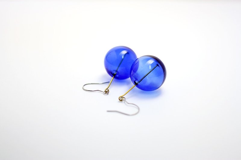 ocean bubble 宝蓝色玻璃球造型耳环 - 耳环/耳夹 - 玻璃 蓝色