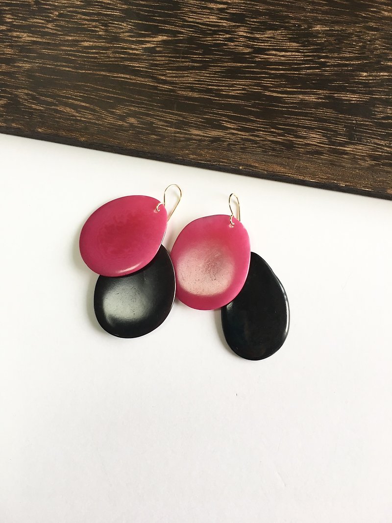 Tagua chip earring Black and Passion pink - 耳环/耳夹 - 环保材料 粉红色