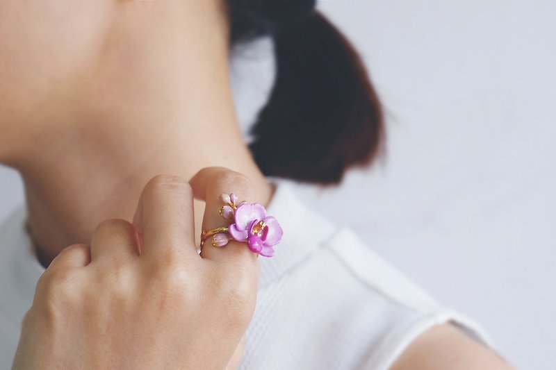 Phalaen Purple Ring, Flower Ring, Phalaenopsis orchid. - 耳环/耳夹 - 其他金属 紫色