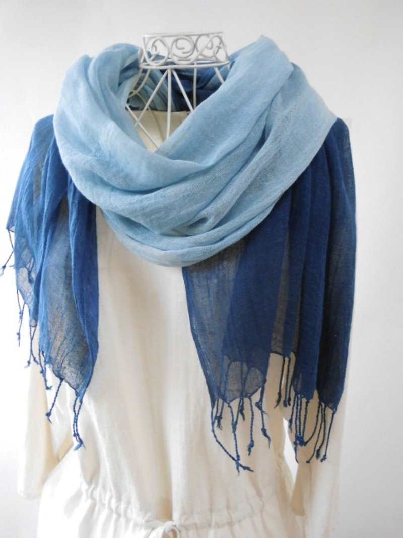 限定出品・お試し・お買得品・藍染め・すっきりグラデーション・ガーゼのような柔らかコットン・ロングストール - 丝巾 - 棉．麻 蓝色