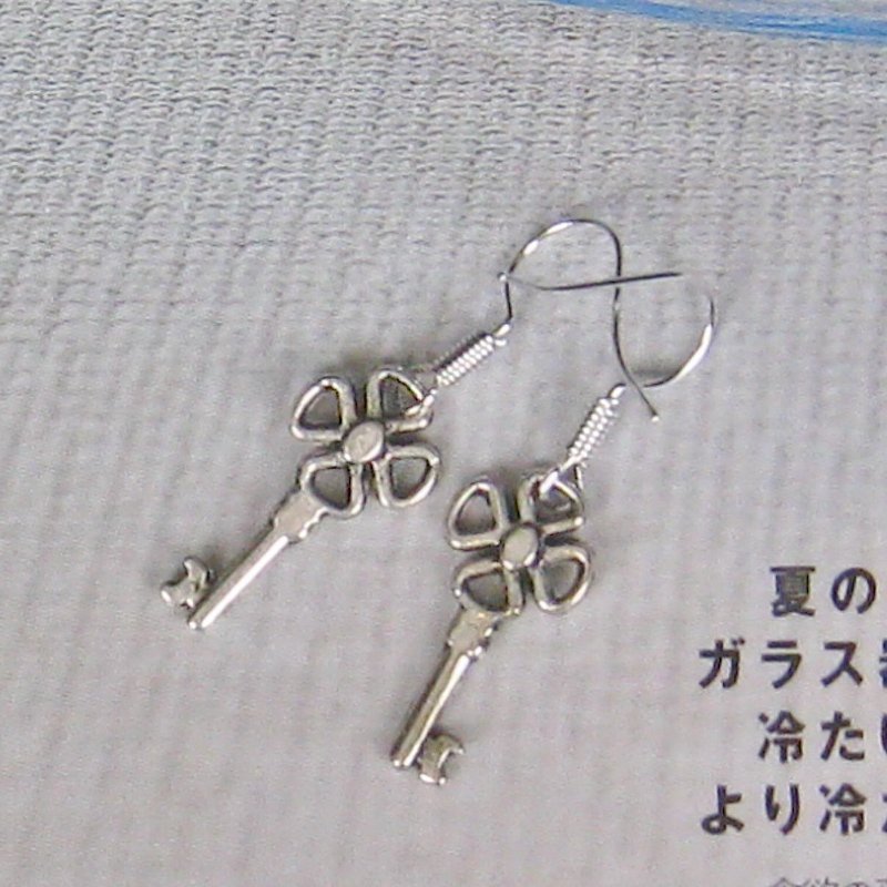 古银钥匙耳环 - 耳环/耳夹 - 其他金属 银色