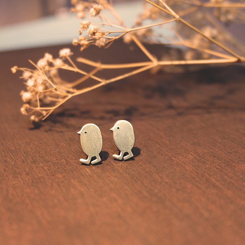 Walking tiny bird brass earrings - 耳环/耳夹 - 其他金属 金色