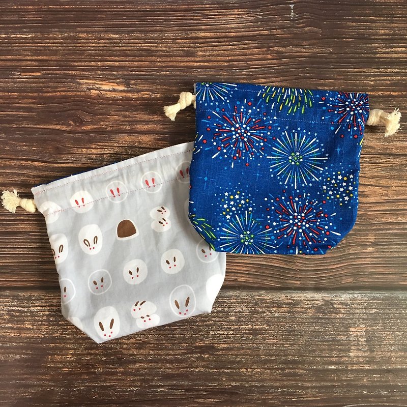 烟火x麻糬兔-双面收纳束口袋-小 - 化妆包/杂物包 - 棉．麻 蓝色