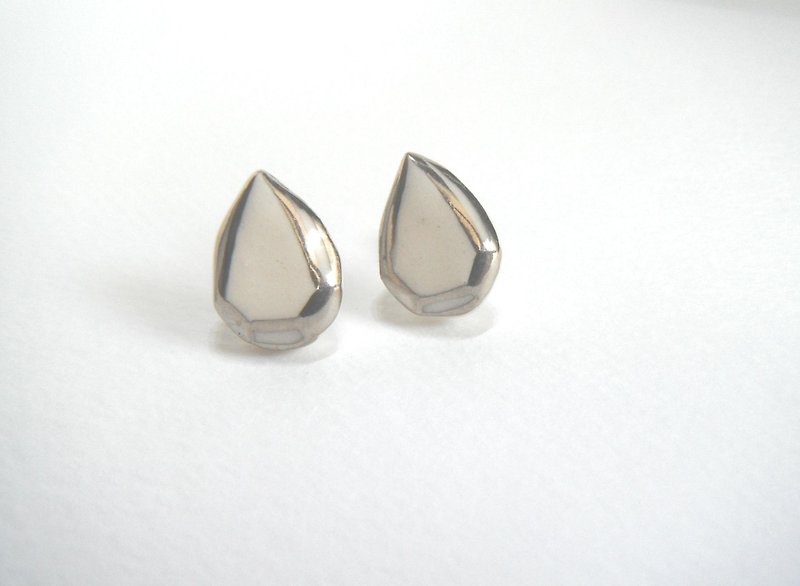 銀彩jewel cut  pierce   pairshape 白 - 耳环/耳夹 - 陶 白色