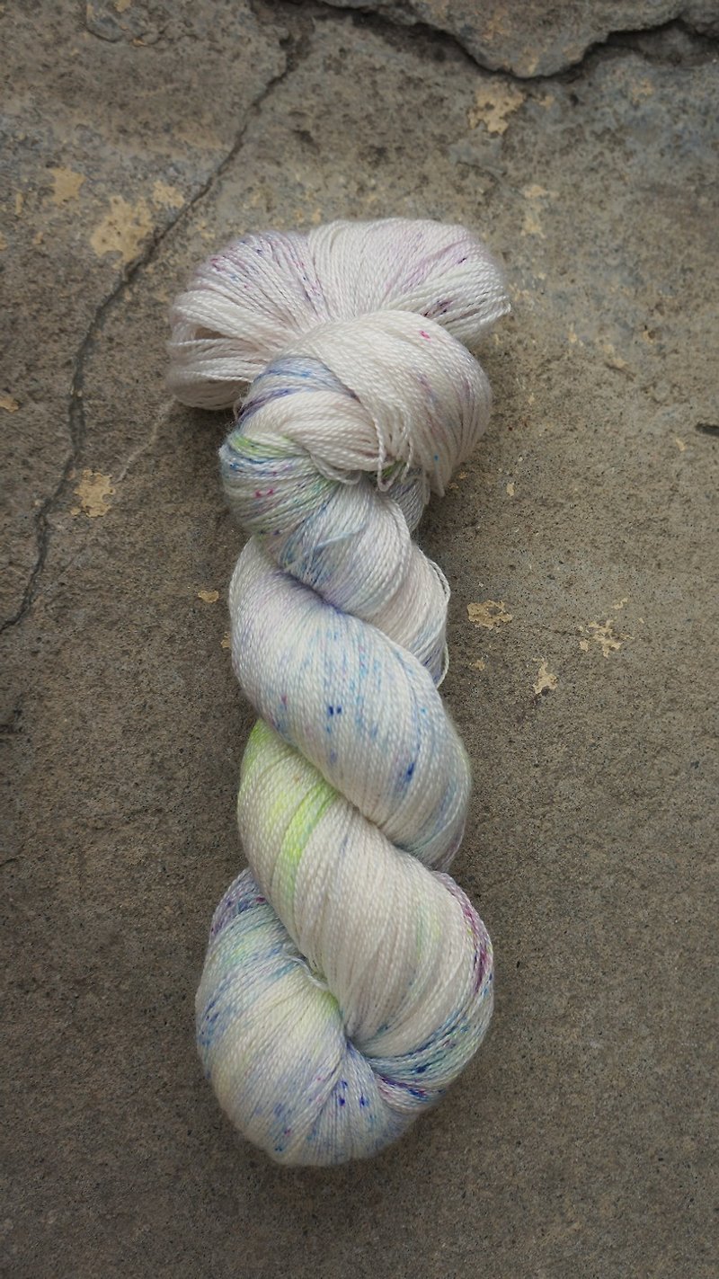 手染蕾丝线。碎冰 (55 BFL/45 Silk) - 编织/刺绣/羊毛毡/裁缝 - 丝．绢 