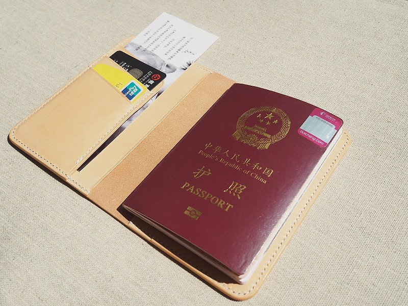 護照夾錢包 意大利原色植鞣牛皮 豎卡位 純手工皮革設計客製化 - 护照夹/护照套 - 真皮 卡其色