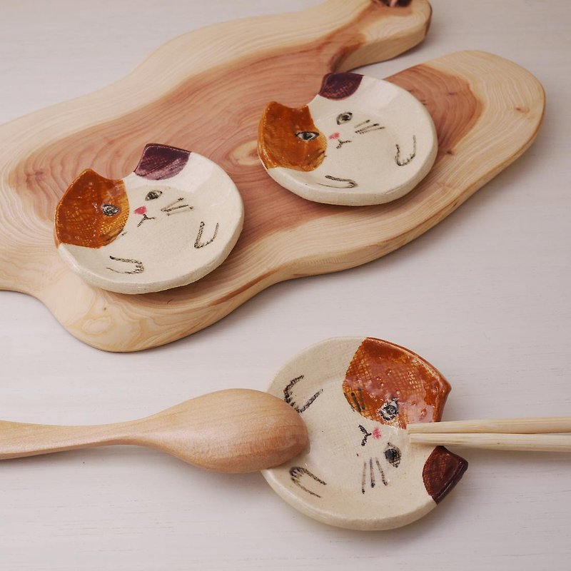 お箸とスプーンが一緒に置ける箸置き【三毛猫】 - 筷子/筷架 - 陶 白色