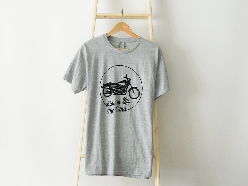 Ride In The Wind-Grey T-shirt,Unisex Tops Basic Shirt,Motorcycle Graphic Tee - 中性连帽卫衣/T 恤 - 棉．麻 灰色