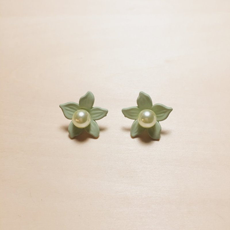 复古豆绿珍珠花花可拆式耳环 - 耳环/耳夹 - 树脂 绿色