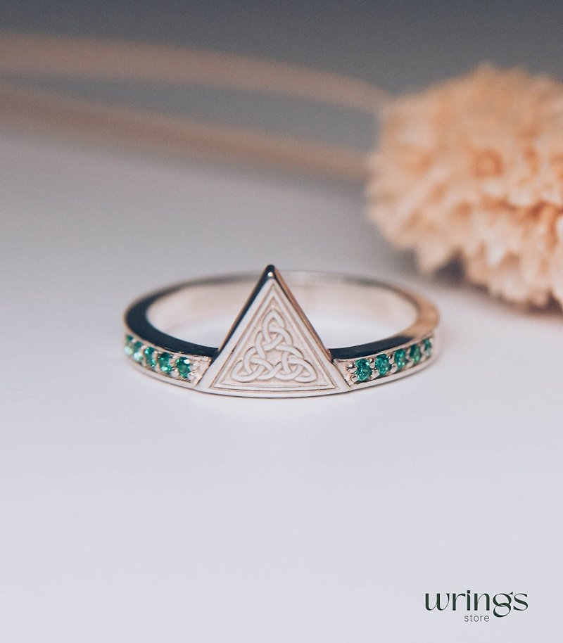 银三角形三位一体凯尔特戒指搭配微小天然祖母绿订制宝石 - 戒指 - 纯银 银色