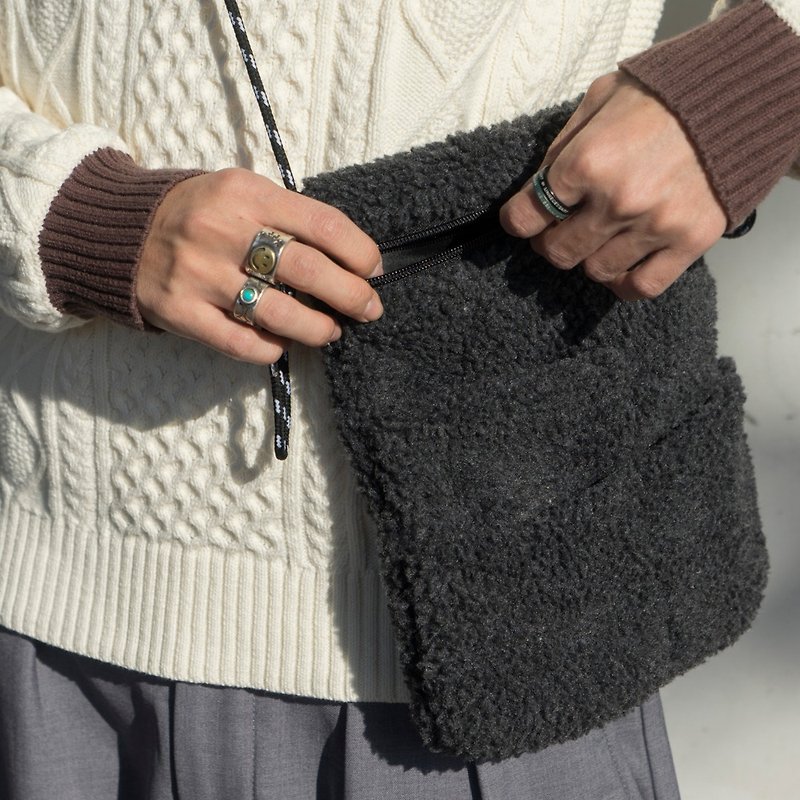 冬日搭配 羊羔绒小挎包 容量很大 方便实用 - 侧背包/斜挎包 - 羊毛 白色