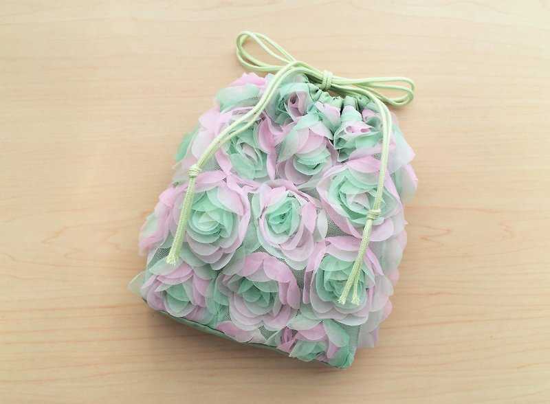 花柄刺繍 ふわふわ 巾着ポーチ グリーン×ピンク - 化妆包/杂物包 - 压克力 绿色