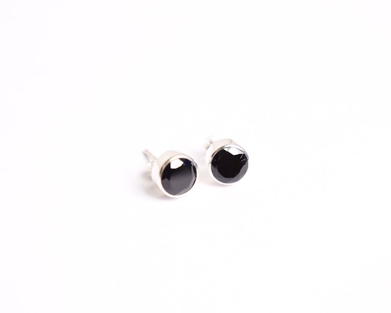 漆黒の美しい輝きブラックスピネルの一粒ピアス　シルバー925 - 耳环/耳夹 - 纯银 黑色