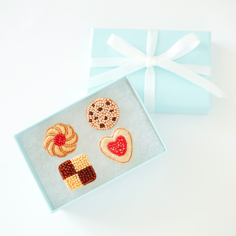 ビーズ刺繍のクッキーのピンバッジ4点セット(ジャムクッキー&チェックアイスボックスクッキー&チョコチップクッキー&ステンドグラスクッキー)　箱付き　アソートクッ - 胸针 - 其他材质 咖啡色
