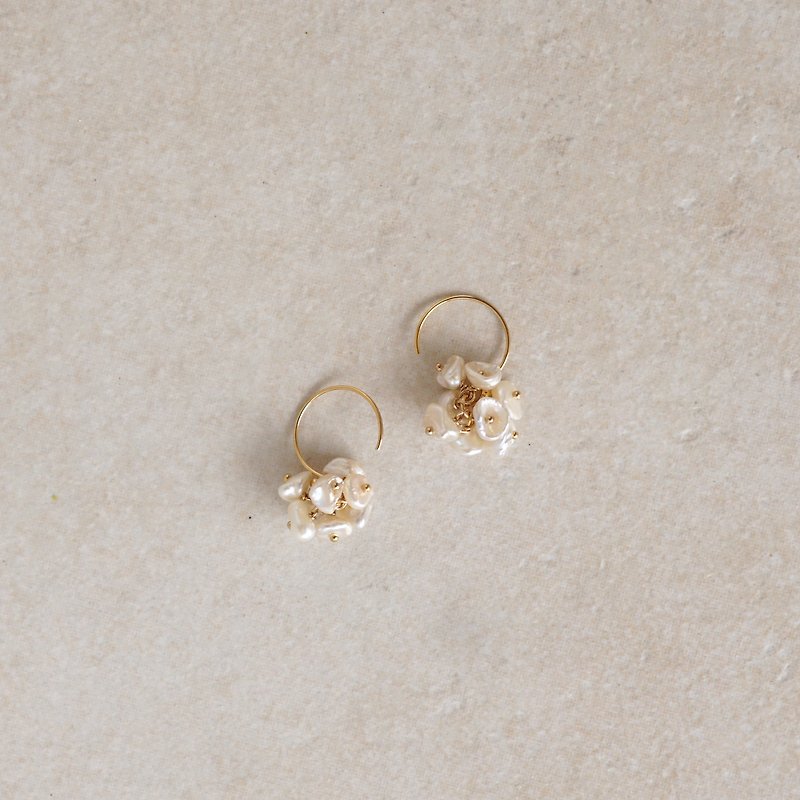 14kgf  Pom Pom Pearl Hook Earrings - 耳环/耳夹 - 珍珠 白色