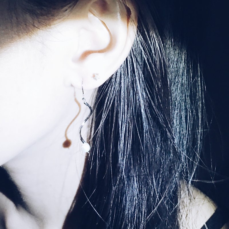 弯曲银线珍珠耳环 - 耳环/耳夹 - 其他材质 银色