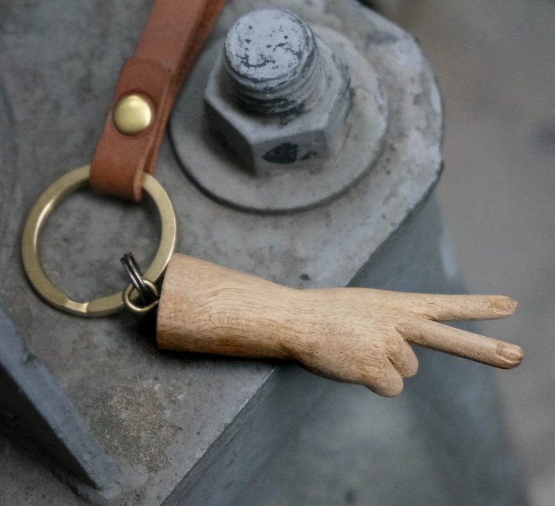 真皮手工桧木雕刻小手吊饰钥匙圈(V手势-胜利) - 钥匙链/钥匙包 - 真皮 咖啡色