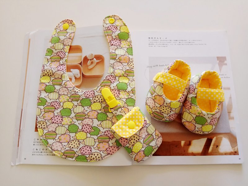 <黄> 刺猬 弥月礼物 婴儿鞋+围兜+平安符袋 - 满月礼盒 - 纸 黄色