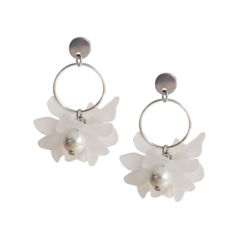 Hydrangea in Pearl | Flower Earrings / Stainless Steel - 耳环/耳夹 - 压克力 银色