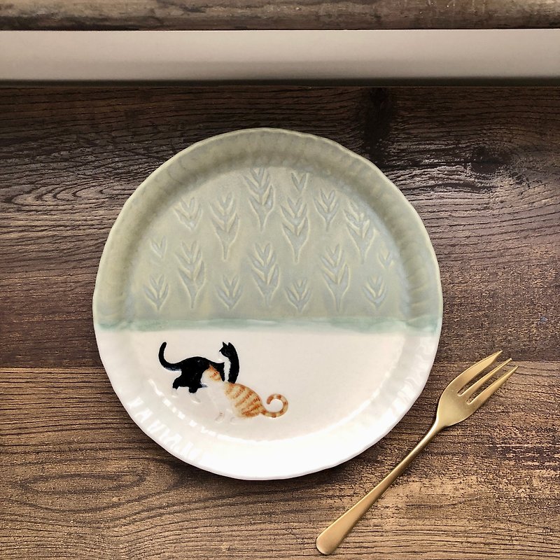 田野小猫 / 手作陶瓷餐盘18厘米 / 三花与黑白猫 - 盘子/餐盘/盘架 - 瓷 多色
