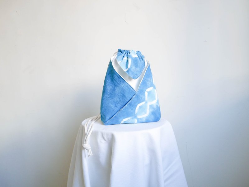 : 菱格蓝 : 日式和服包 水桶包 侧背包 斜背包 手染 渲染 礼物 - 侧背包/斜挎包 - 棉．麻 蓝色