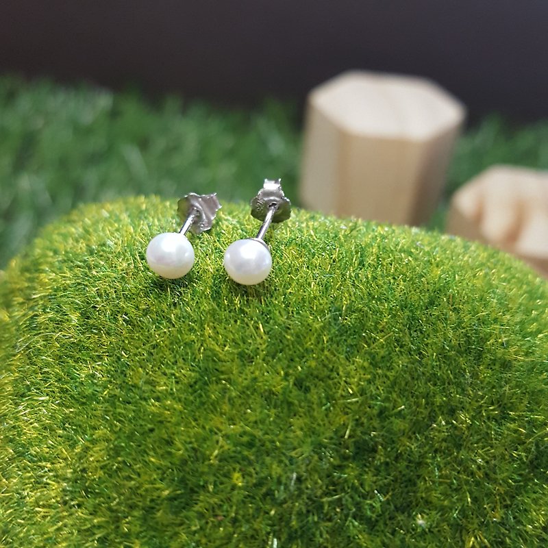 一颗·珍珠: 传统淡水珍珠耳钉耳环(白色/4-4.5mm/925纯银) - 耳环/耳夹 - 珍珠 