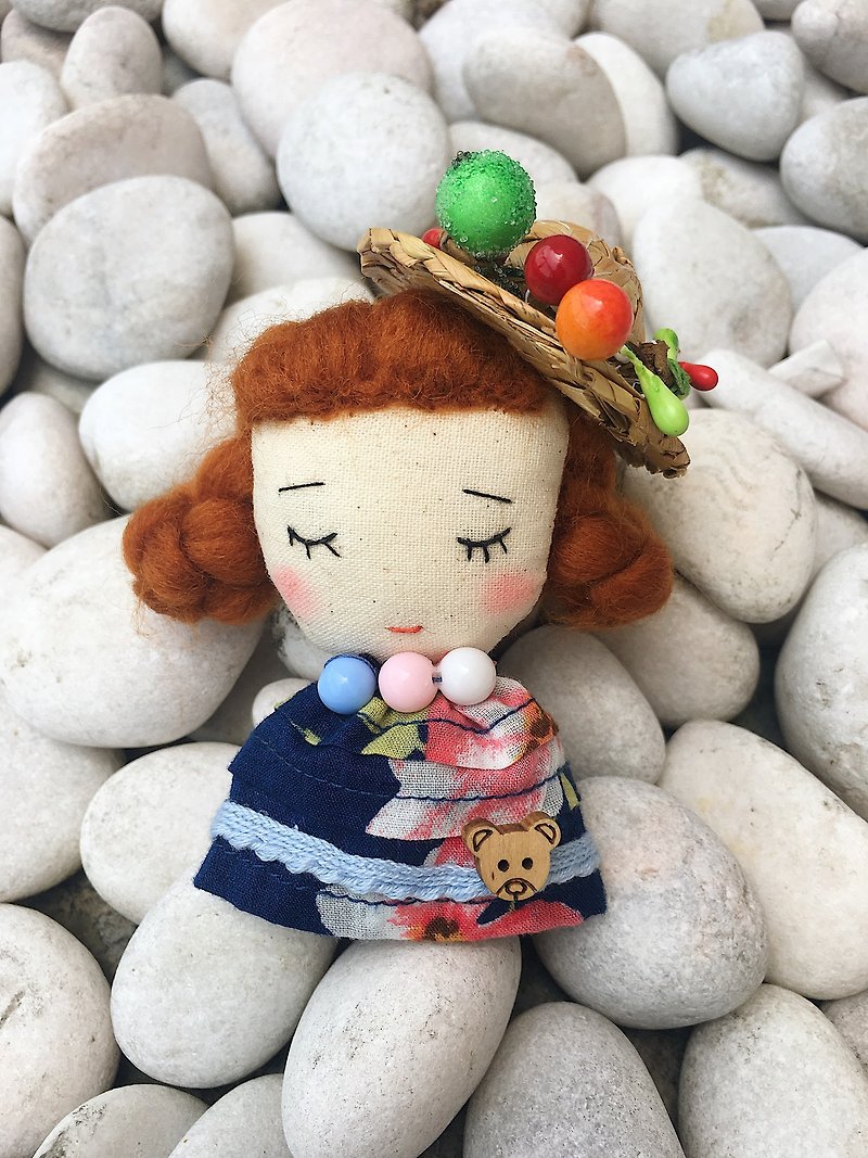Handmade brooch- Shy girl with straw hat - 玩偶/公仔 - 棉．麻 