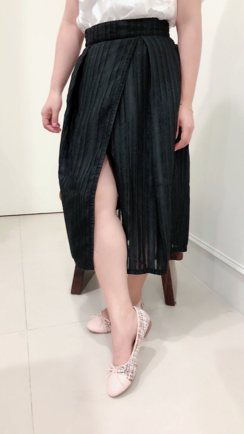 Flat 135 X 台湾设计师系列 日本精选布料 黑色透肤线条布料 开衩 - 女装短裤 - 聚酯纤维 黑色