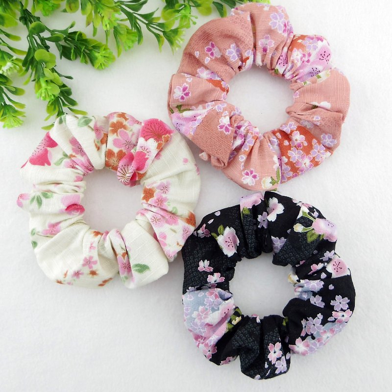 樱花纷飞-粉红、黑、白。手工甜甜圈发束 / 大肠圈(和风 日式) - 发饰 - 棉．麻 多色