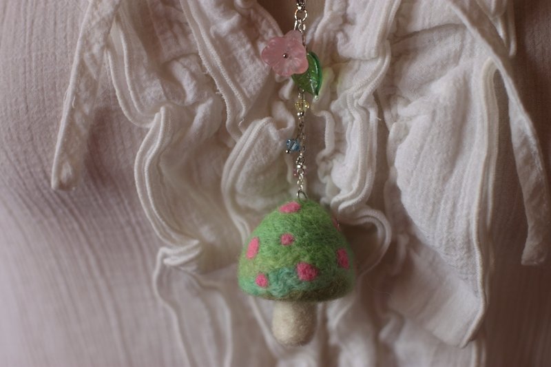 苹果绿+萤光粉红斑点春天气息手染羊毛蘑菇项链(也可以当成吊饰)  - 项链 - 羊毛 绿色