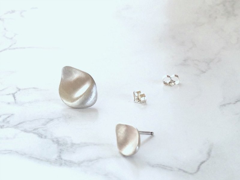 flower shower ピアス（silver） - 耳环/耳夹 - 其他金属 银色