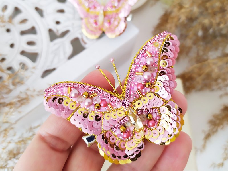 Pink butterfly pin. Embroidery butterfly brooch. Gift for her, for girl. for mom - 胸针 - 其他材质 粉红色