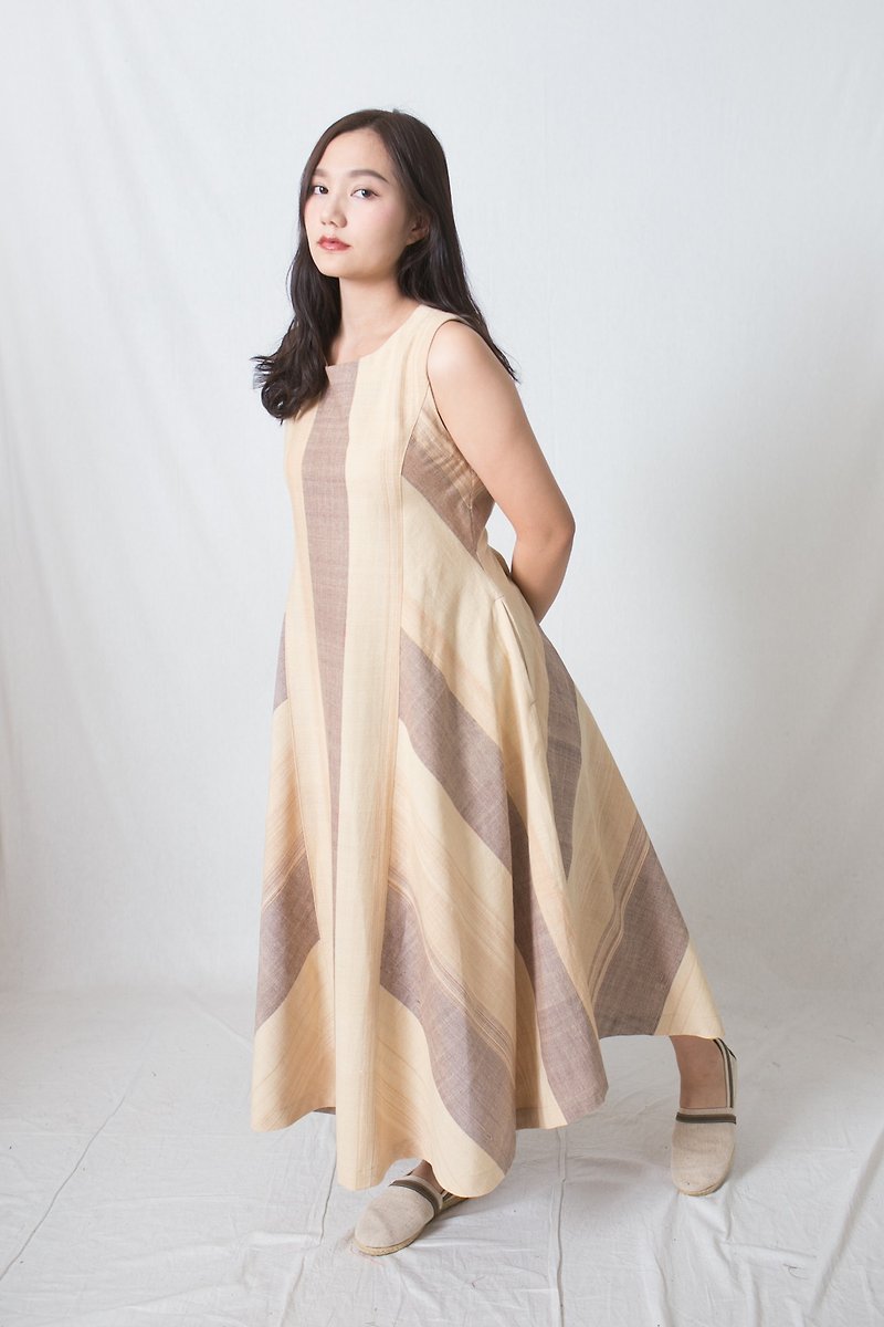 Sleeveless dress in hand-woven cotton. - 洋装/连衣裙 - 棉．麻 咖啡色