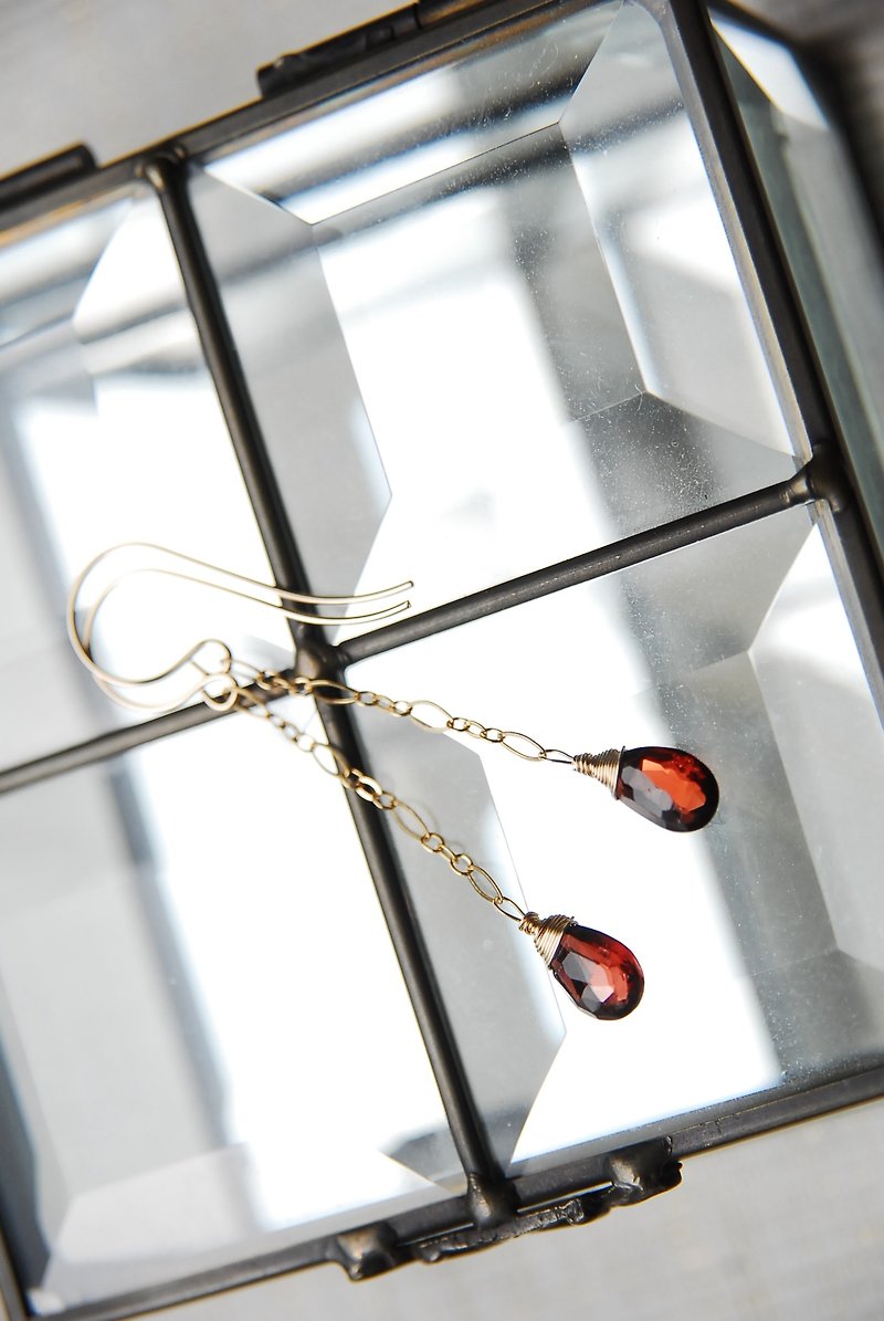 ガーネットドロップカットのフィガロチェーンのピアス　１４kgf - 耳环/耳夹 - 半宝石 红色