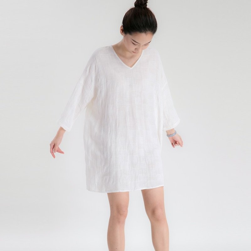 不服 白色亞麻鏤花柔軟長版寬大連身裙 防曬洋裝 罩衫 D170211 - 洋装/连衣裙 - 棉．麻 白色
