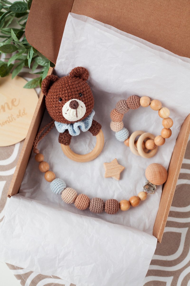 Baby Boy Gift Box: Bear Rattle Toy, Teething Ring, Pacifier Clip Holder - 满月礼盒 - 木头 咖啡色