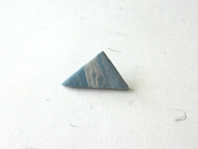 石下 / 云石纹 蓝色 三角 白瓷 陶瓷 扣针 胸针 别针 - 胸针 - 瓷 蓝色