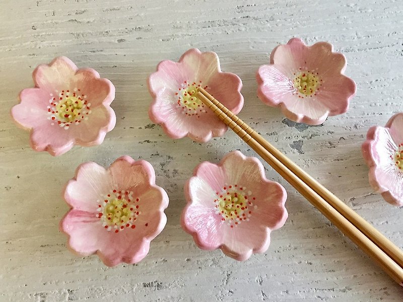 【接单订制款】啵亮粉樱朵朵开筷子架 - 筷子/筷架 - 陶 粉红色