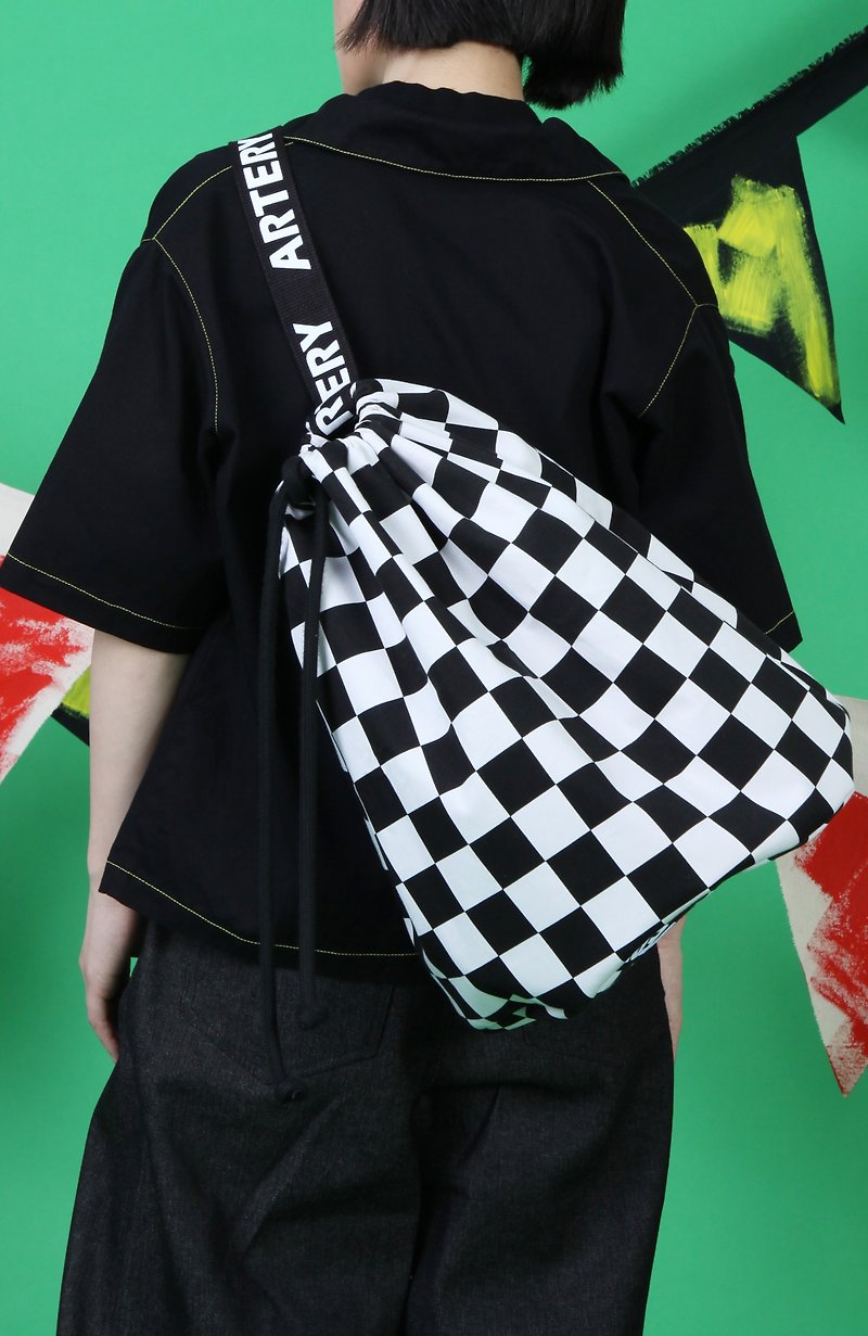 ARTERY LOGO BUCKET BAG 棋盘格水桶包 - 黑白色 - 侧背包/斜挎包 - 棉．麻 黑色