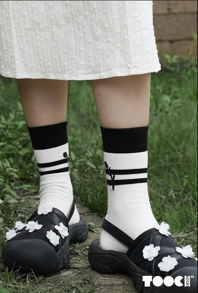 TOOCI 设计线黑白玫瑰袜子 中筒袜纯棉 - 袜子 - 棉．麻 