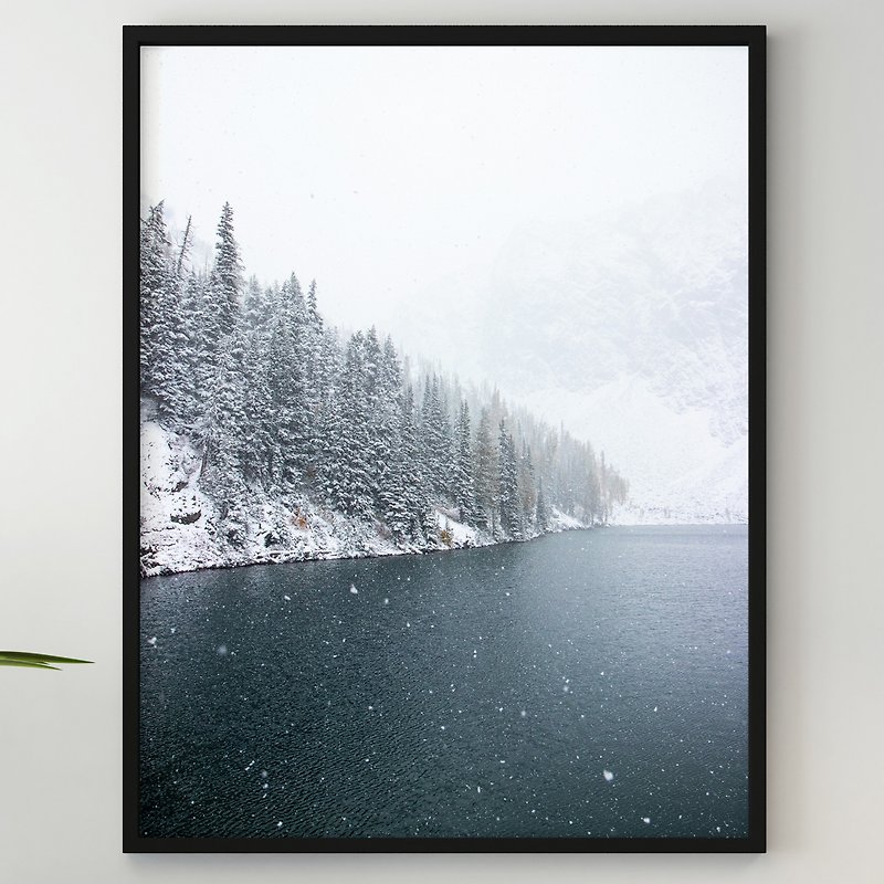 深蓝湖松林冬季树木白色山脉和针叶雪水 - 海报/装饰画/版画 - 纸 