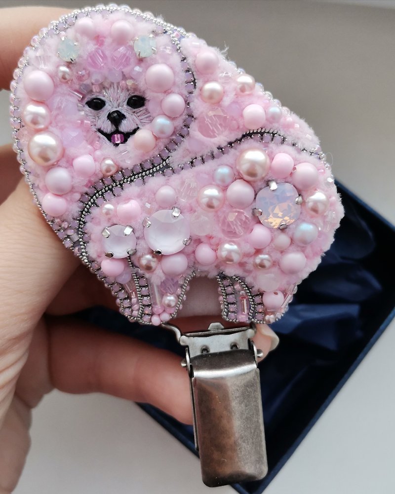 粉红博美犬饰品胸针，狗展号码夹，宠物肖像 - 胸针 - 玻璃 粉红色